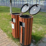 公園戶外垃圾桶排成行垃圾還亂扔