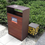 小區(qū)的得力清潔助手：方形鋼木垃圾桶