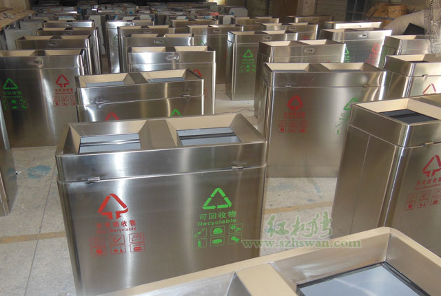 垃圾桶分類標識醒目有助市民分類投放 垃圾桶分類標識醒目有助市民分類投放